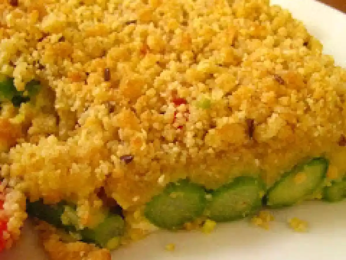 Crumble di asparagi, peperoni e uova con farina di kamut e farro.