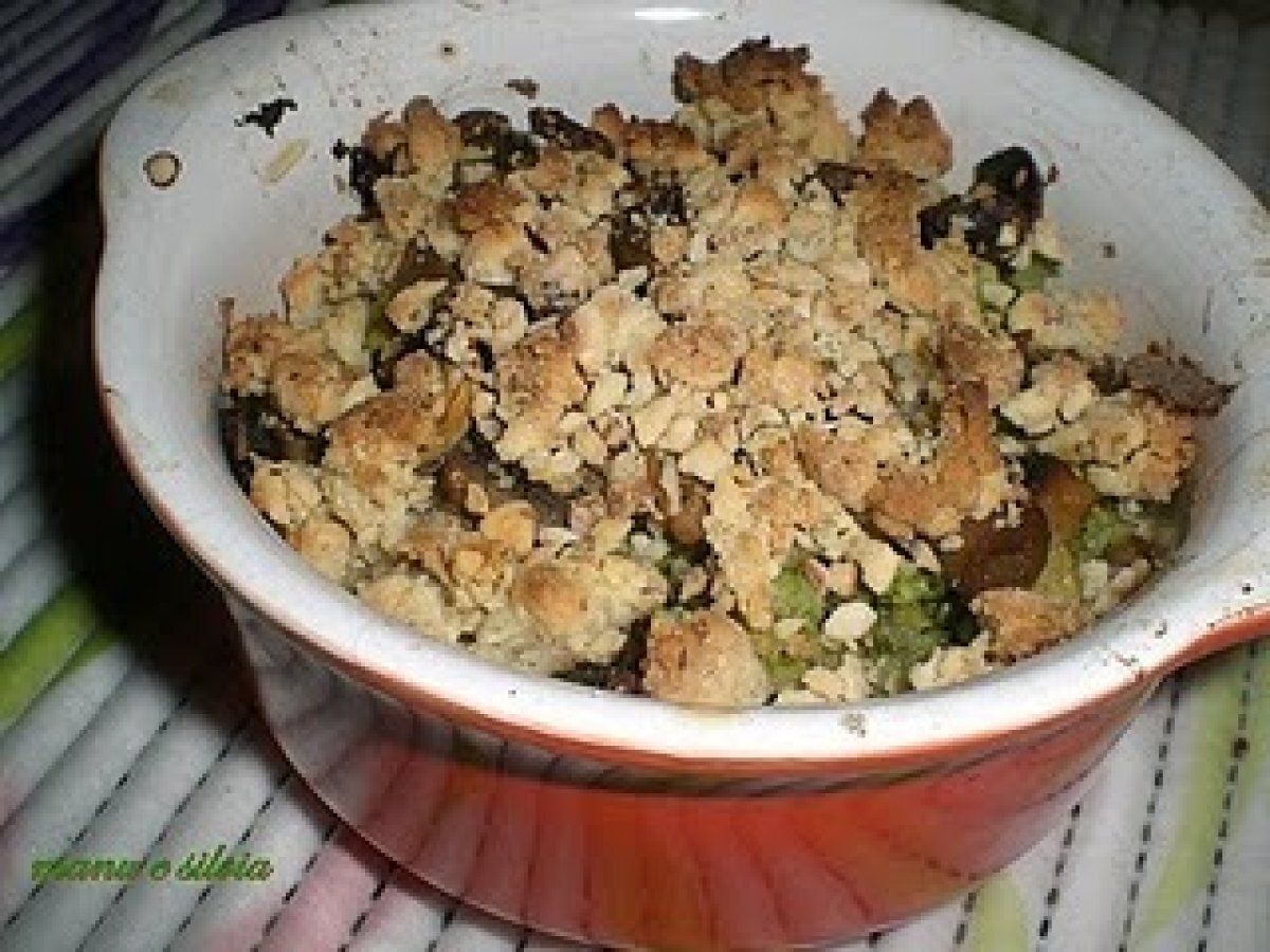 Crumble di broccoli e funghi in cocotte