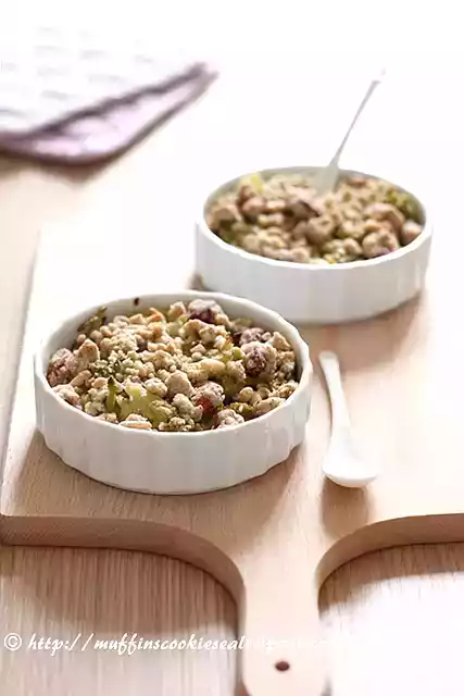 Crumble di broccolo romanesco con frutta secca e provolone