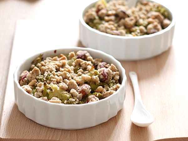 Crumble di broccolo romanesco con frutta secca e provolone