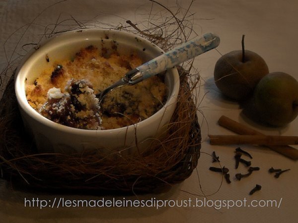 Crumble di farina di riso con pere al vino e cannella.