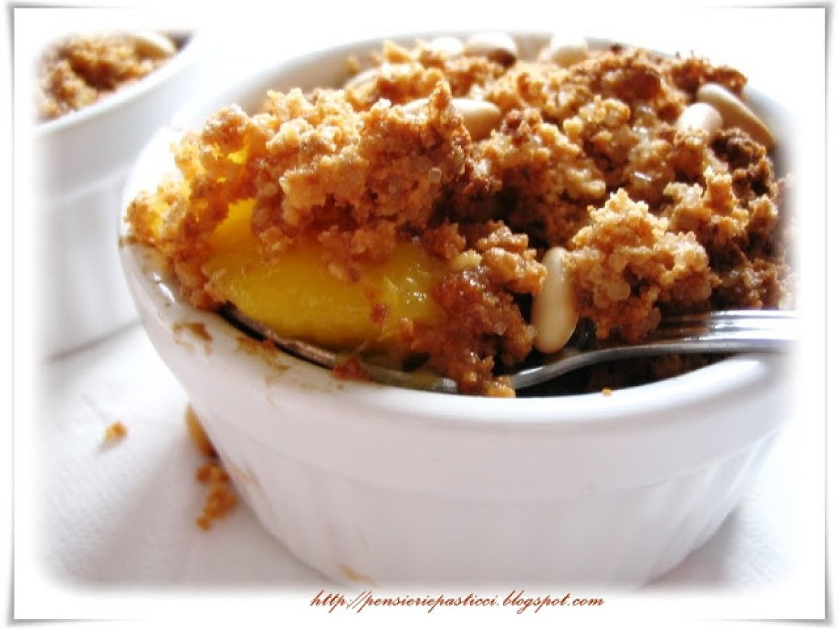 Crumble di pesche e amaretti - Ricetta Petitchef