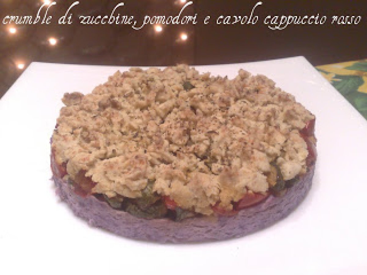 CRUMBLE DI ZUCCHINE, POMODORI E CAVOLO CAPPUCCIO ROSSO