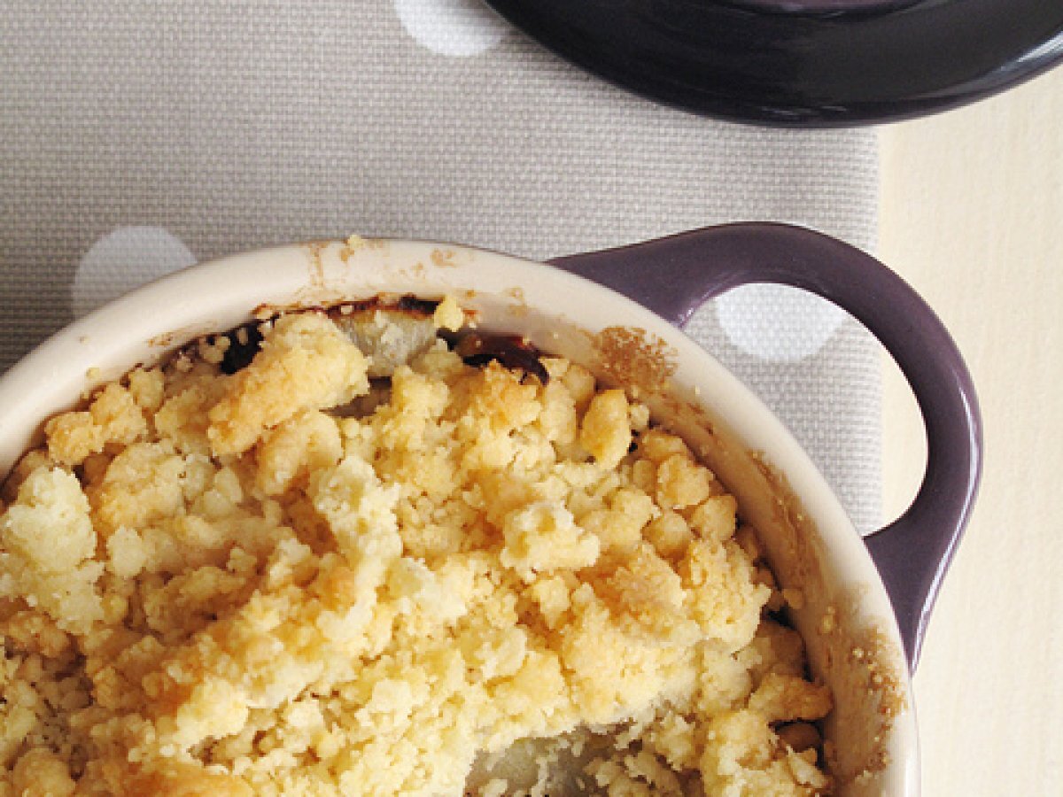 CRUMBLE SALATO D'INSALATA BELGA, MELE, UVETTA E PINOLI