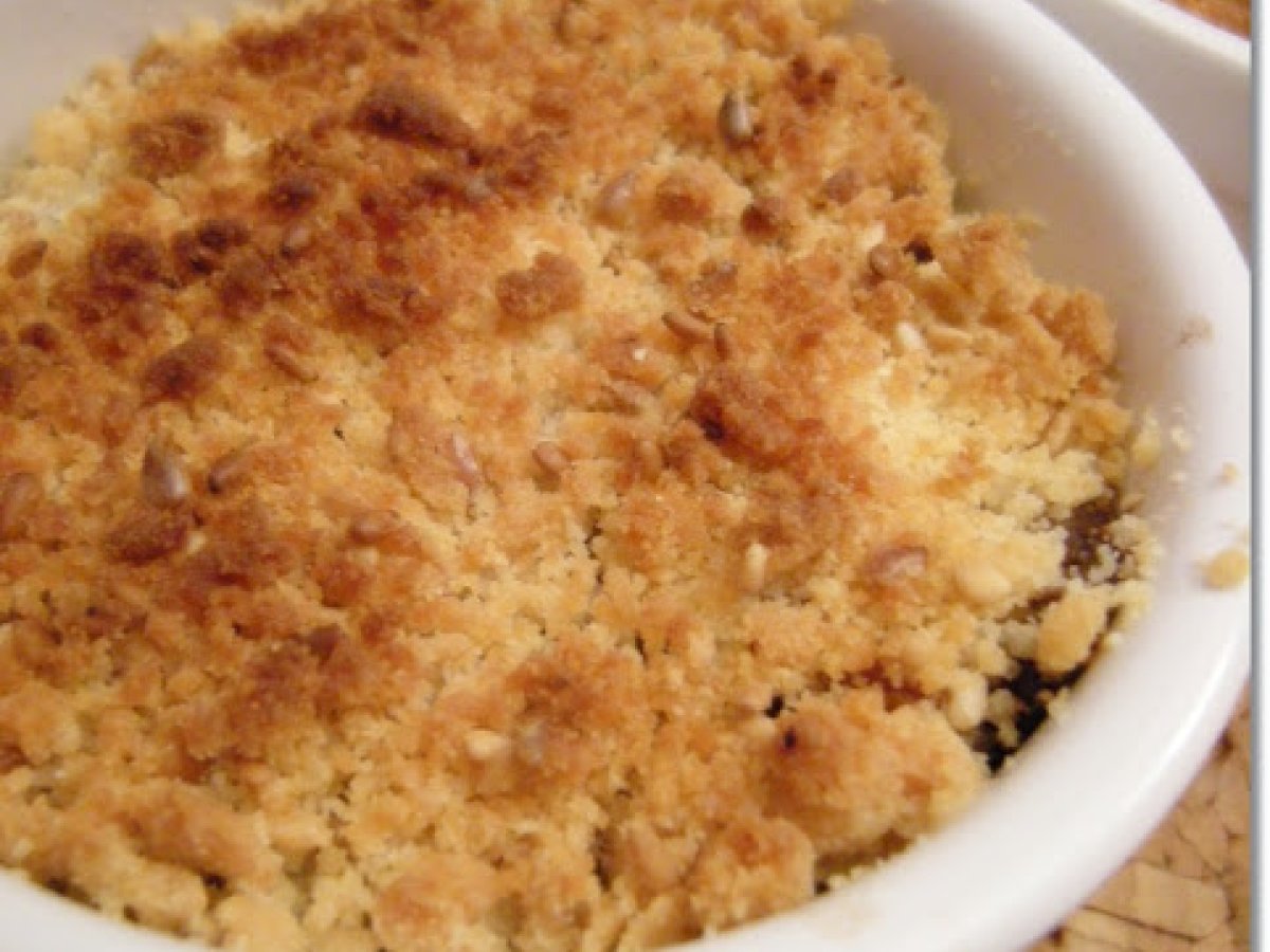 Crumble salato di champignons, speck e noci