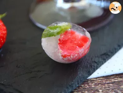 Cubetti di ghiaccio con frutti rossi e menta