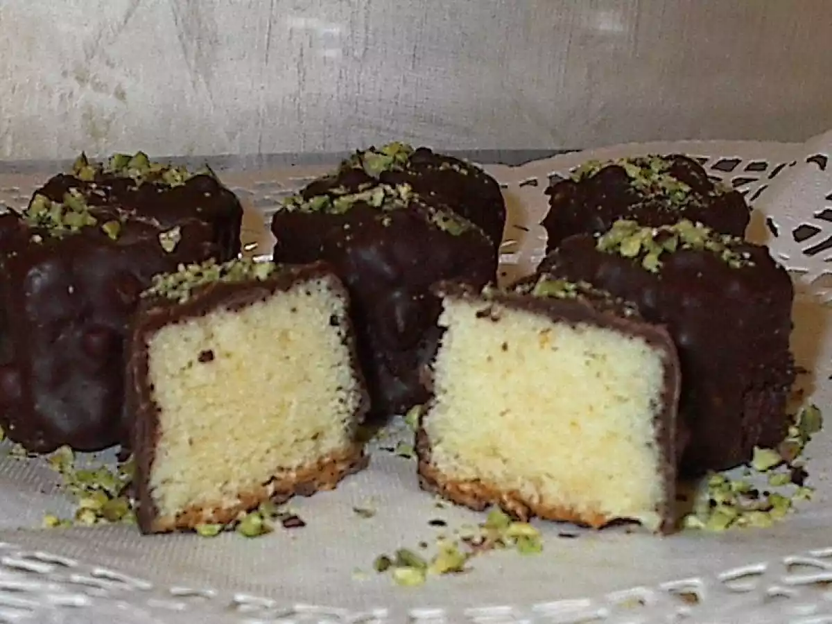 CUBETTI DI PANETTONE RICOPERTI DI CIOCCOLATO