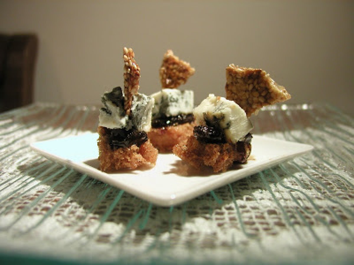 Cubi fritti di pane con confettura di cipolle rosse, gorgonzola e croccante di sesamo