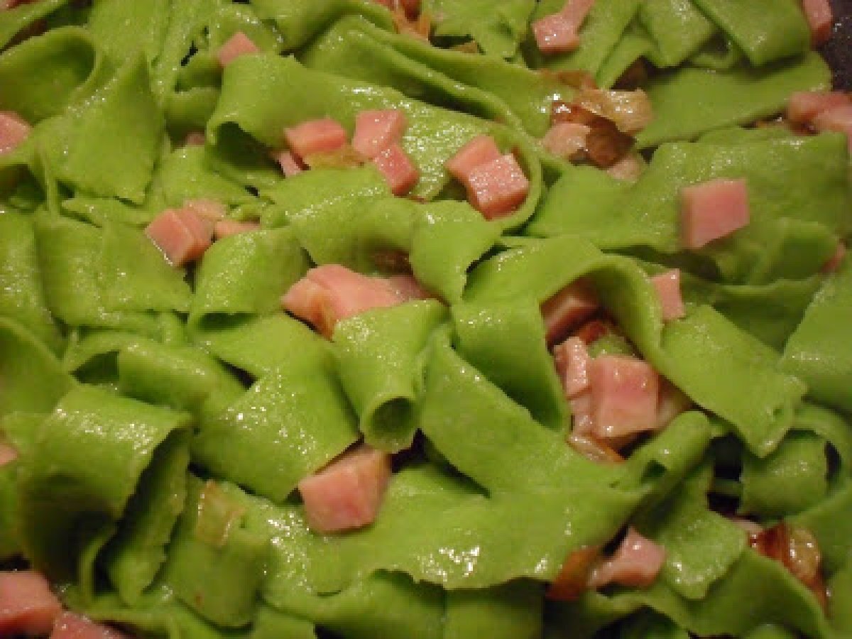 Cucina molecolare - Tagliatelle di farina di Piselli con prosciutto cotto e porri