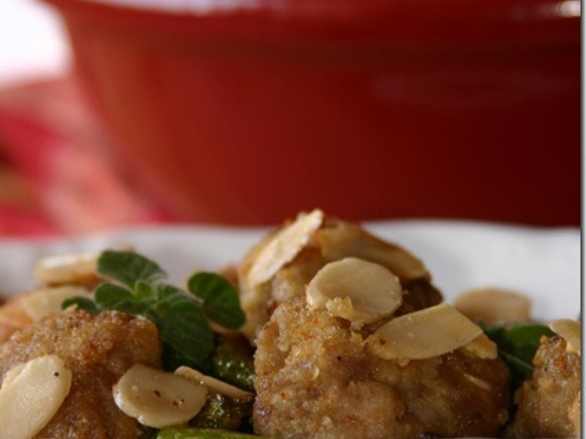 Cucinando con Le erbe aromatiche, e la tajine di polpette di maiale