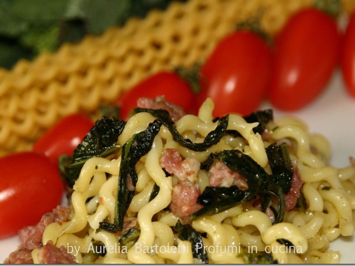 Cucinando in'Toscana Fusilli lunghi, con cavolo nero e salsiccia della Val di Bisenzio