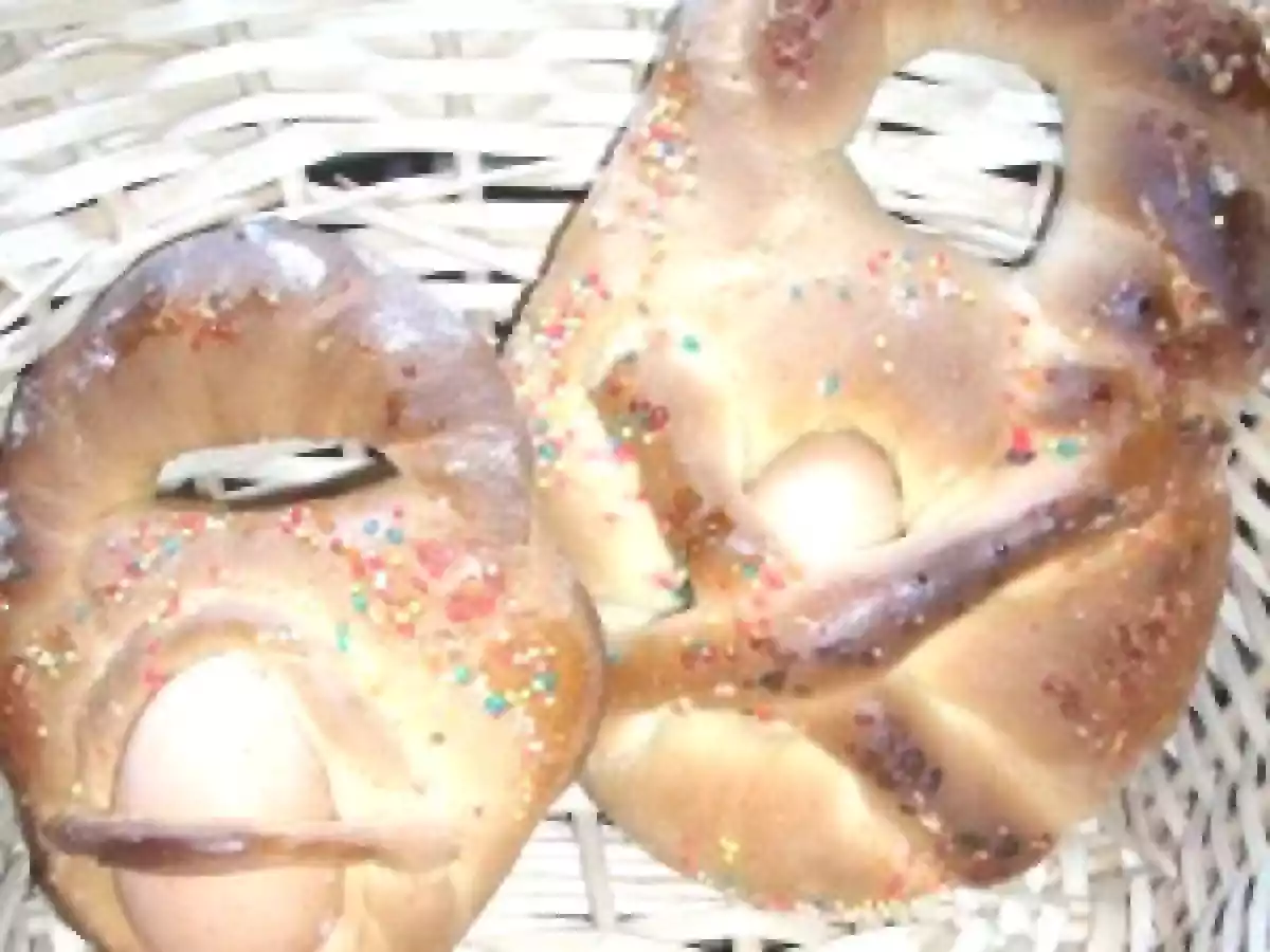 Cudduraci, ciambelle pasquali con uova sode