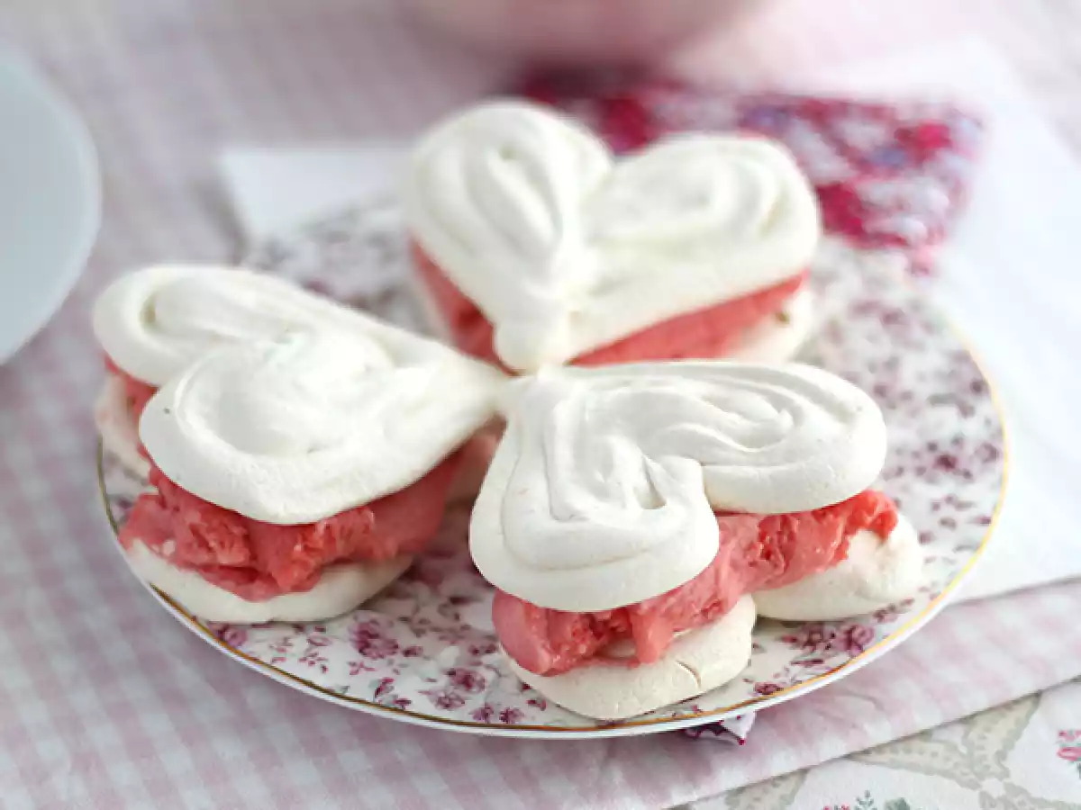 Cuori di meringa con gelato alla fragola