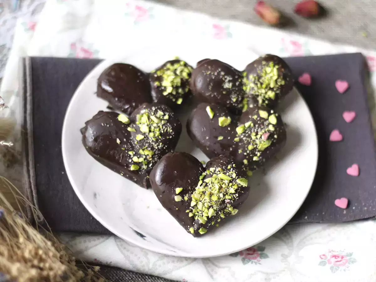 Cuori di savoiardi al cioccolato e pistacchio: dolce facile e scenografico - foto 4