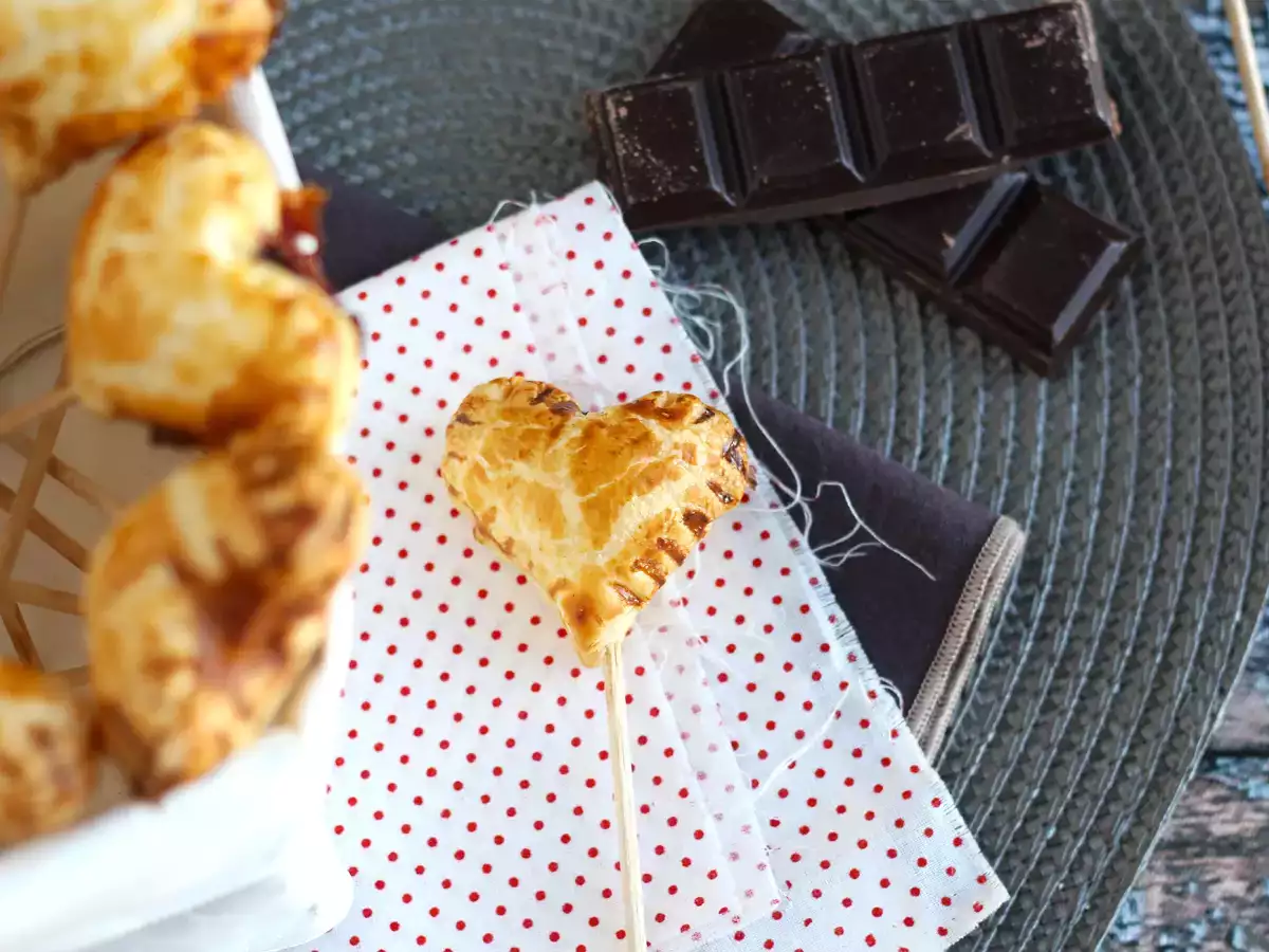 Cuori di sfoglia su stecco con cioccolato e confettura di lamponi - Heart Pie Pops - foto 2
