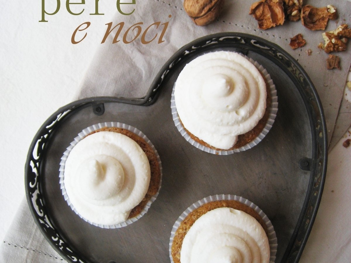 CUPCAKE PERA E NOCI CON FROSTING ALLA RICOTTA