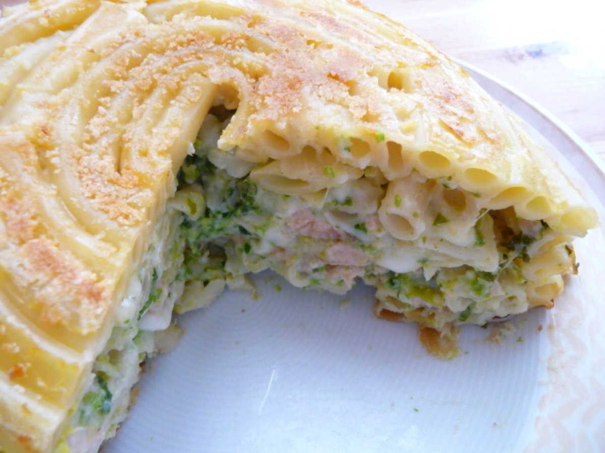 Cupola di ziti con salmone e verza