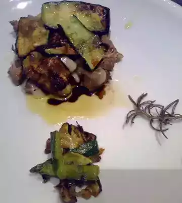 Dadolata di filetto con zucchine e scamorza.