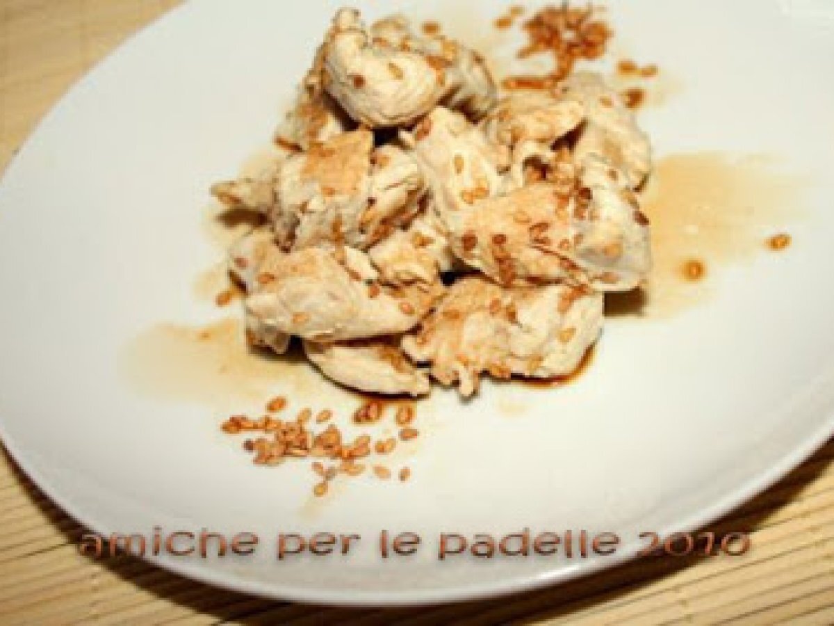 DADOLATA DI POLLO CROCCANTE AL SESAMO E SALSA DI SOIA