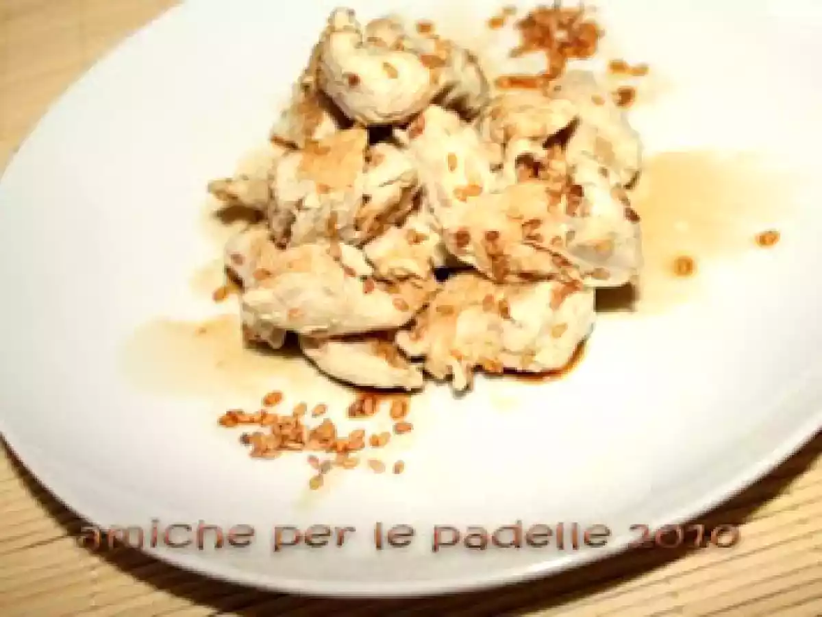 DADOLATA DI POLLO CROCCANTE AL SESAMO E SALSA DI SOIA