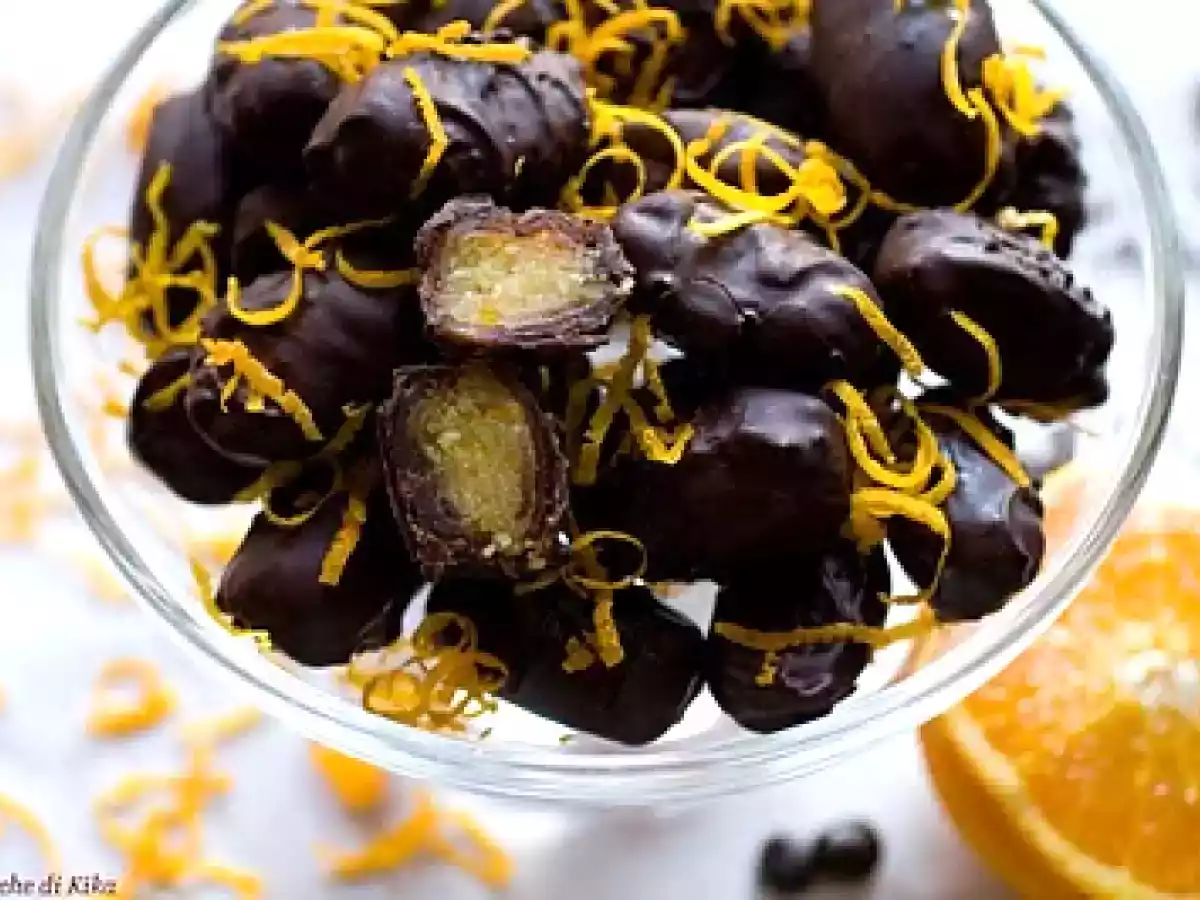 Datteri al cioccolato con mandorle e arancia