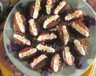Datteri farciti con ricotta e mandorle.