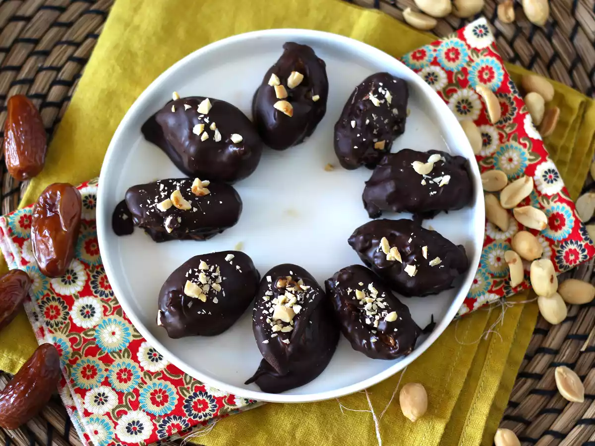 Datteri ripieni ricoperti di cioccolato