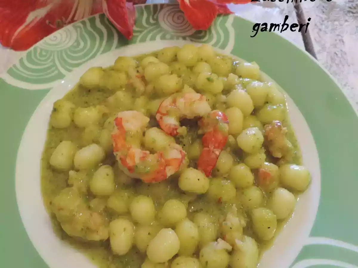 Deliziosi gnocchi con pesto di zucchine e gamberi