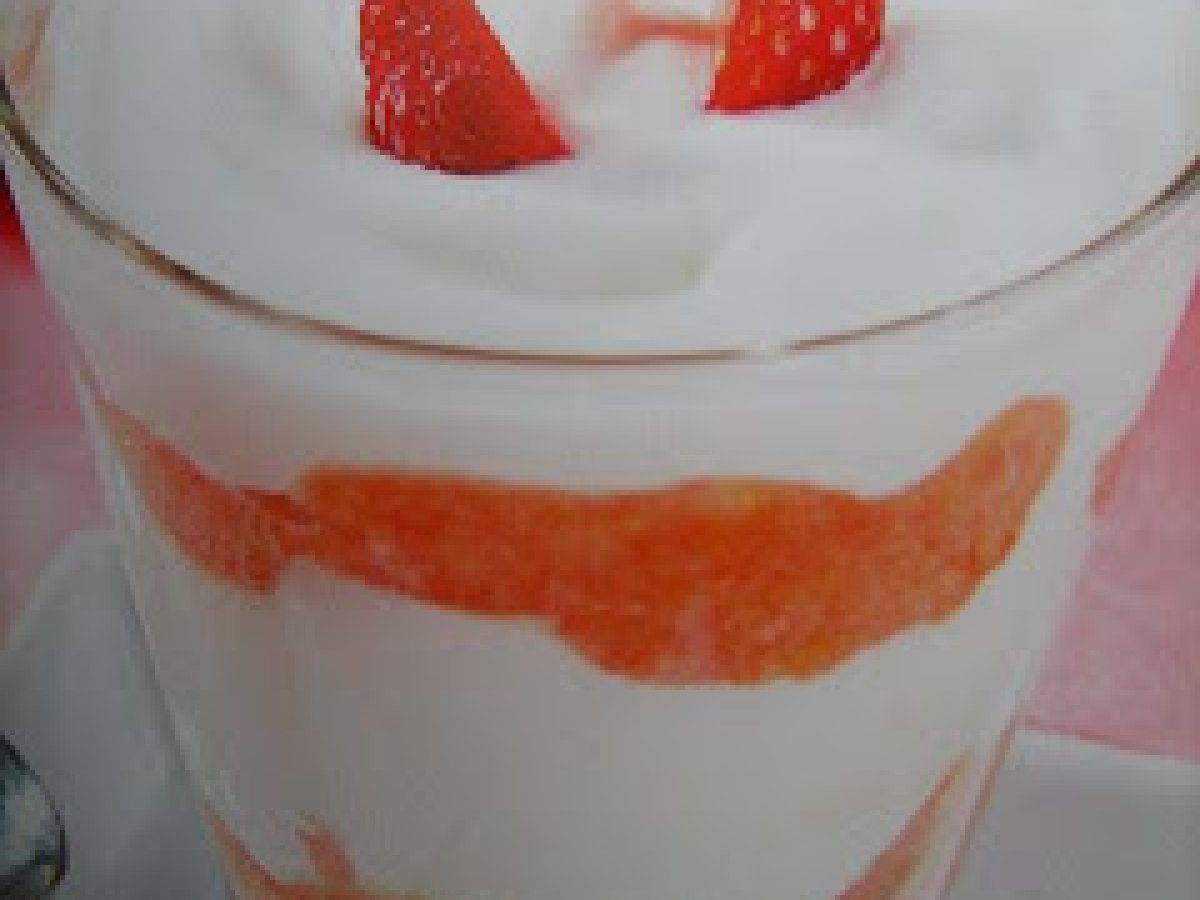 Dessert di savoiardi e crema di yogurt.