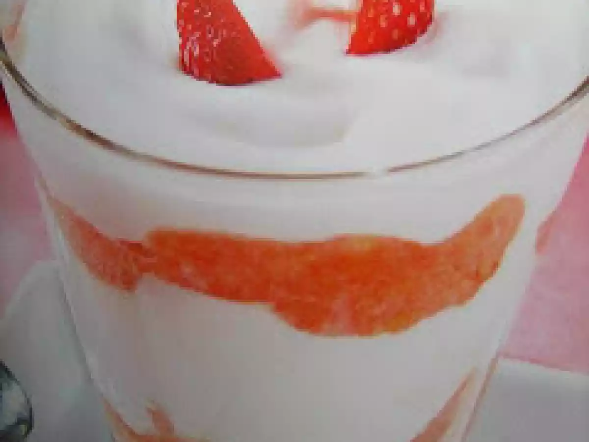 Dessert di savoiardi e crema di yogurt.