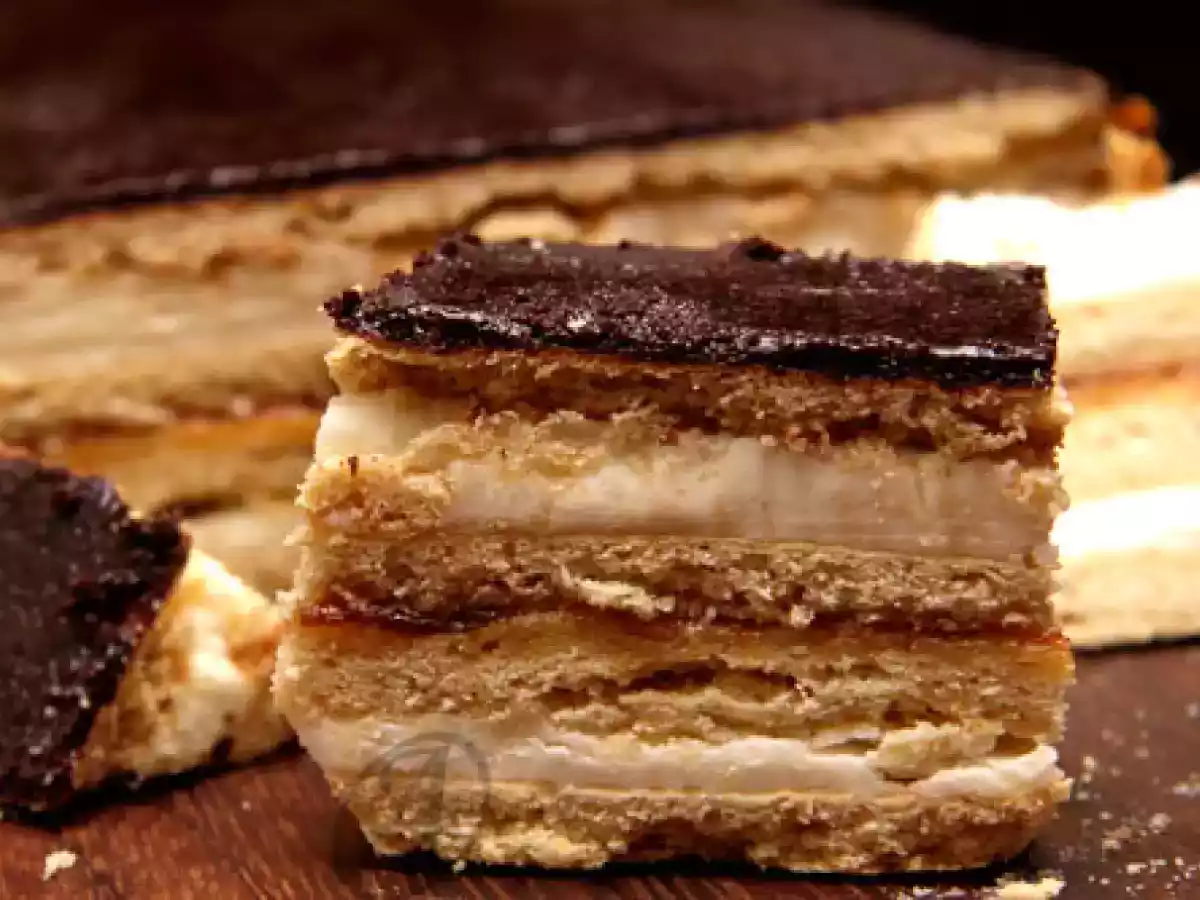 Dolce a strati con miele. Foi cu miere de albine Albinita