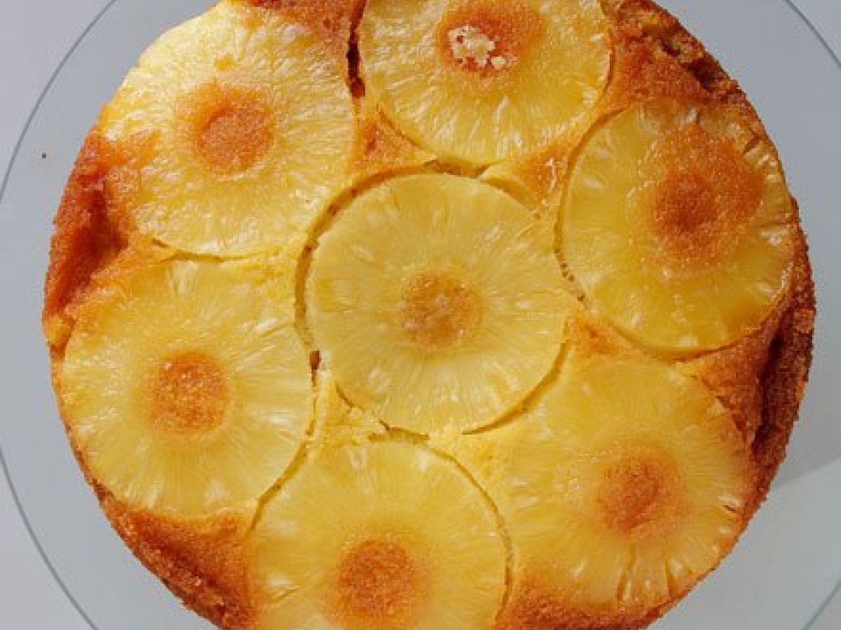 Dolce con ananas e cocco