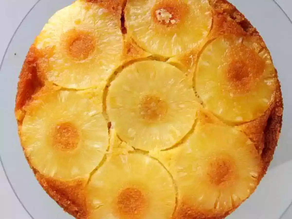 Dolce con ananas e cocco