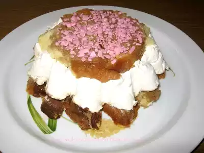Dolce semplice di panna e yogurt al caffè