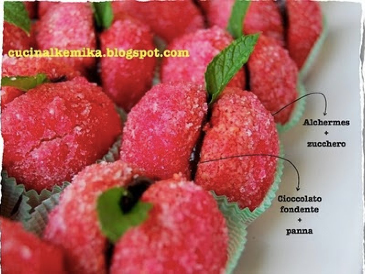DOLCI PESCHE ALL'ALCHERMES E CIOCCOLATO