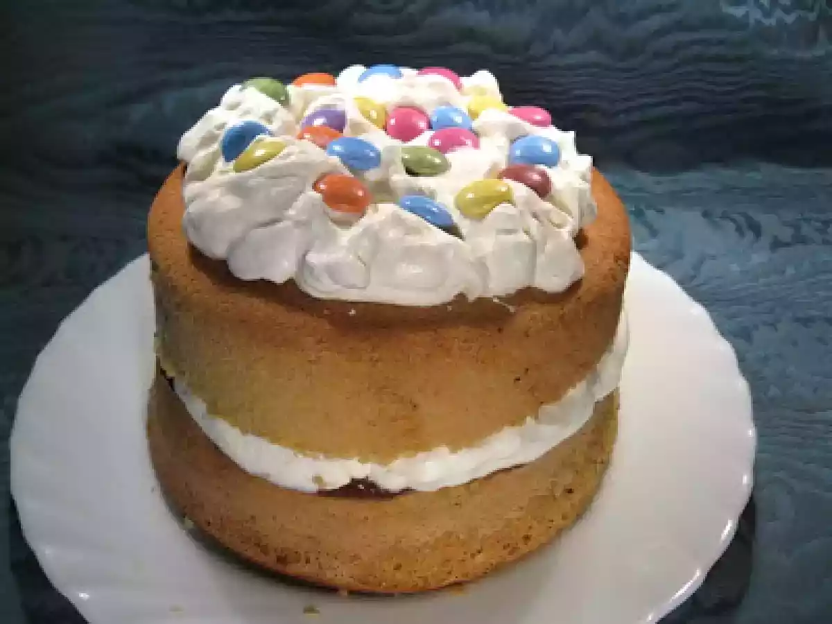 Ed ecco il dolce per la mia Valentina: torta soffice con panna, marmellata e......Smarties