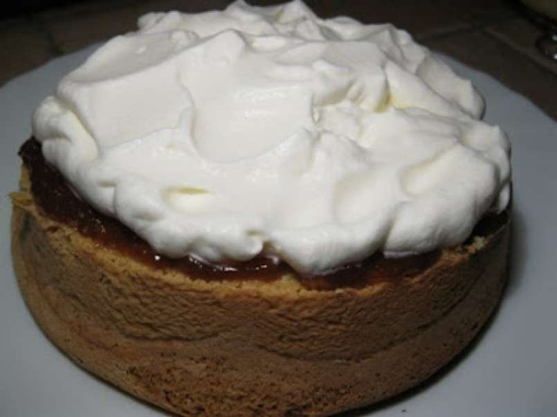 Ed ecco il dolce per la mia Valentina: torta soffice con panna, marmellata e......Smarties - foto 5