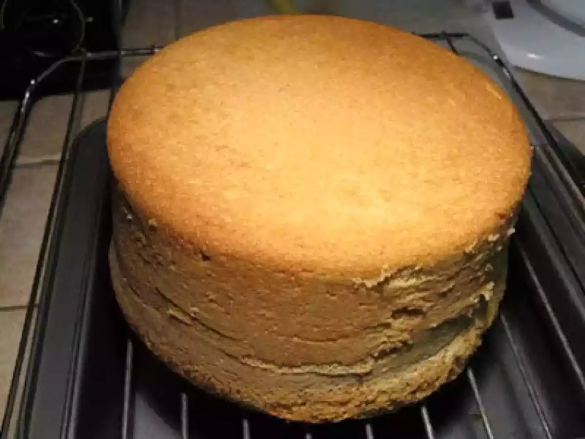 Ed ecco il dolce per la mia Valentina: torta soffice con panna, marmellata e......Smarties - foto 7