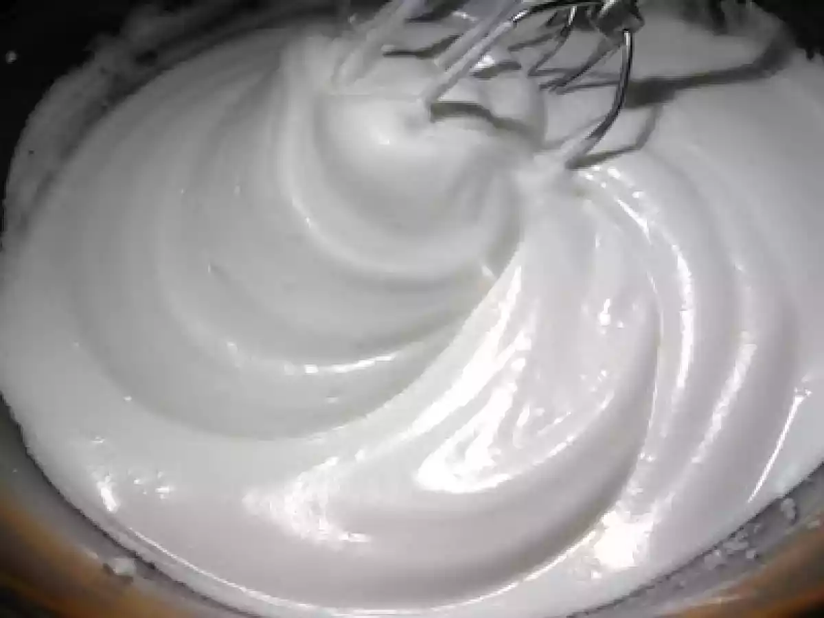 Ed ecco il dolce per la mia Valentina: torta soffice con panna, marmellata e......Smarties - foto 10