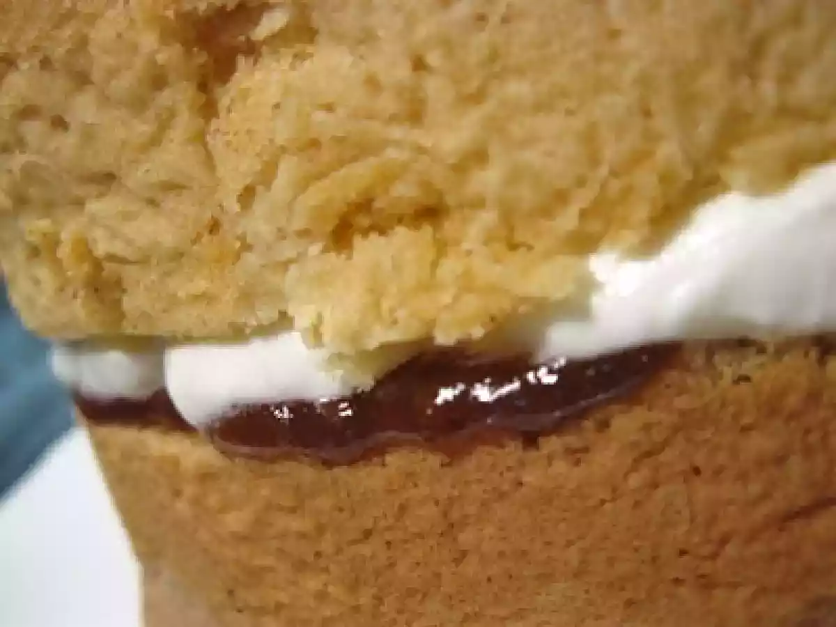 Ed ecco il dolce per la mia Valentina: torta soffice con panna, marmellata e......Smarties - foto 13