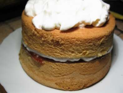 Ed ecco il dolce per la mia Valentina: torta soffice con panna, marmellata e......Smarties - foto 4