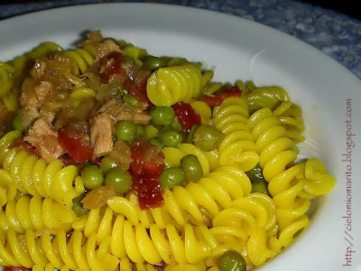 Eliche speziate con piselli e tonno