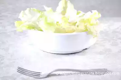 Elogio della banalità. insalata croccante di scarola, pere e parmigiano.