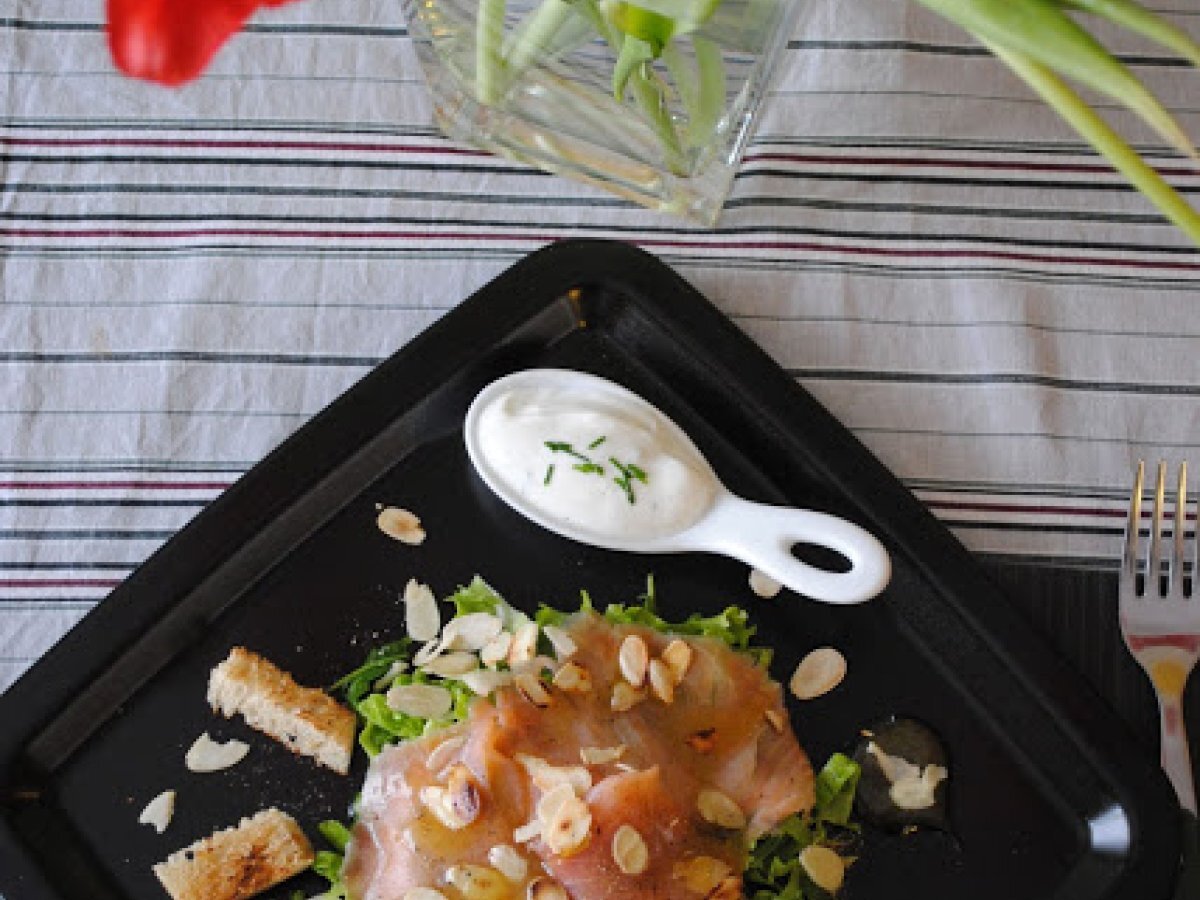 Emulsione di miele e olio con salmone affumicato e crema di yogurt