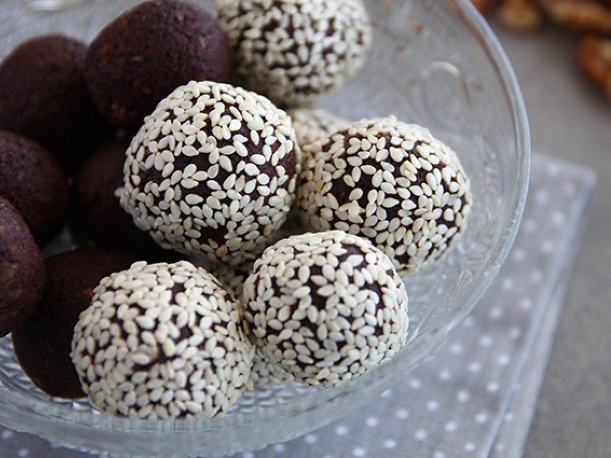 Energy ball ai datteri, la super ricetta vegana spiegata passo a passo! - foto 3