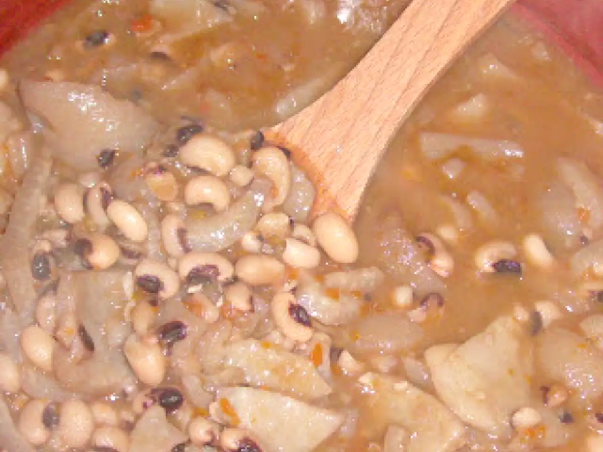 Fagiolini dell'occhio con cotiche: la ricetta tradizionale dal sapore rustico e intenso