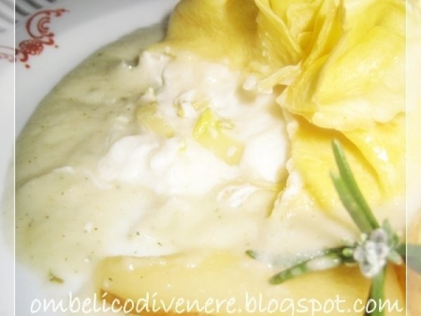 FAGOTTINI DI CREPE AI FORMAGGI E INDIVIA CON SALSA DI PERE ALLE ERBE, foto 2