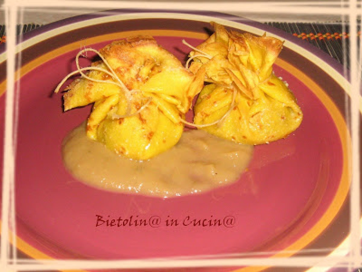 FAGOTTINI di CREPES al BRIE in SALSA di PERE