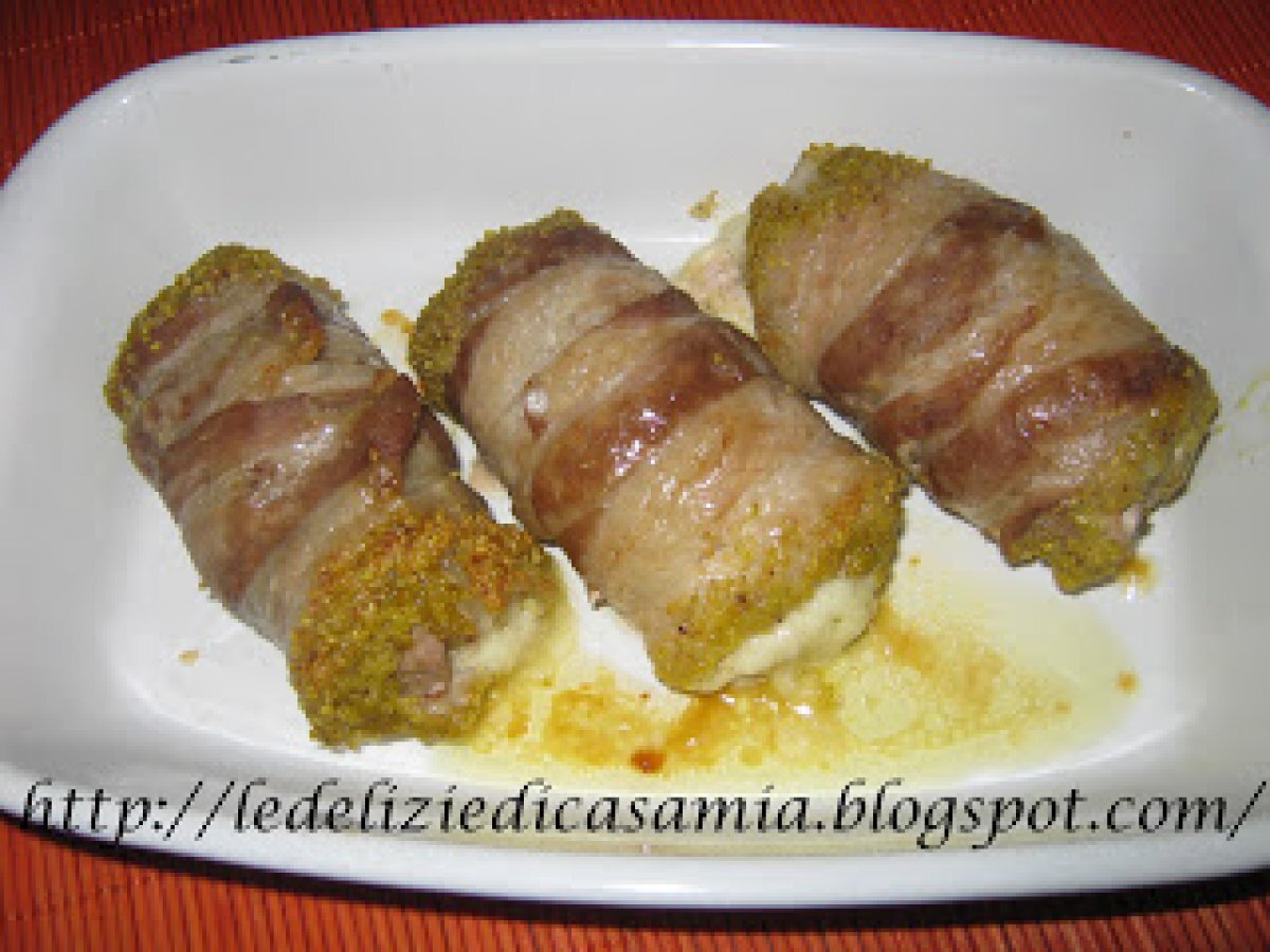 Fagottini di pancetta di maiale ripiena con lonza guarnita ai pistacchi