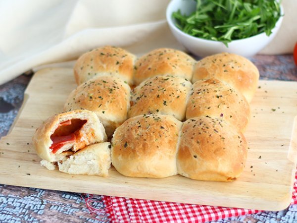 Fagottini di pizza con prosciutto cotto e formaggio Fagottini di pizza con prosciutto cotto e formaggio